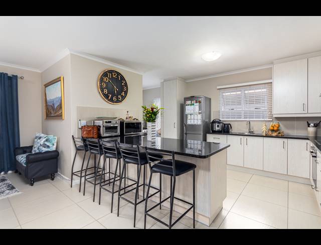 4 BEDROOM FREESTANDING FOR SALE IN SUNNINGDALE